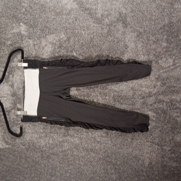 lululemon athletica Pants - Women's Lululemon black Capri Rounched leggings stretchy size 4 women